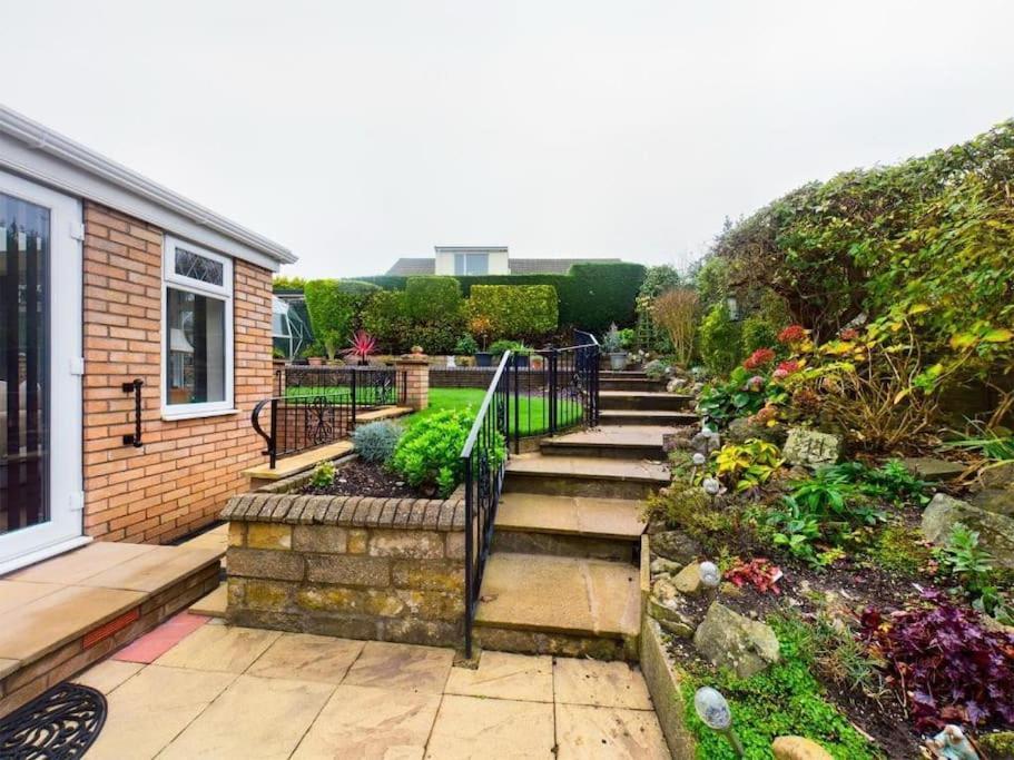 Charming Coastal Bungalow Cayton Exterior foto